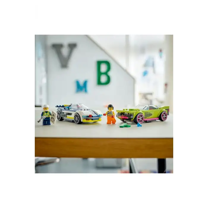 LEGO POLİS ARABASI VE SPOR ARABA TAKİBİ
