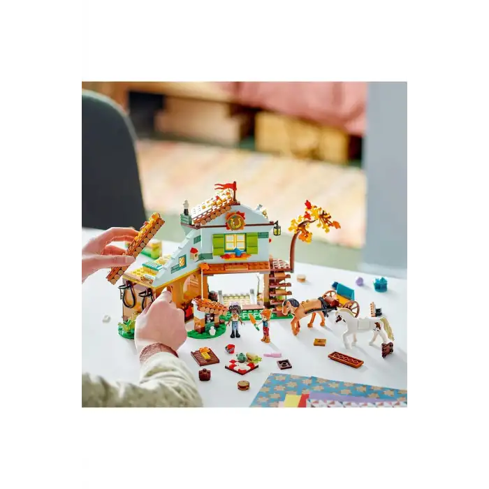 LEGO AUTUMNS HORSE STABLE