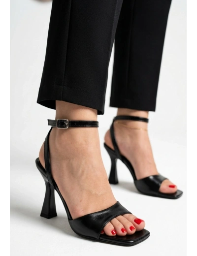 Porja Siyah Cilt Topuklu Kemerli Ayakkabı