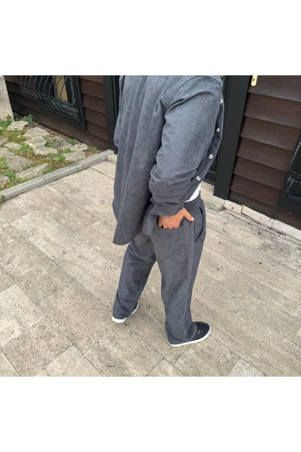 Erkek Kadife Oversize Takım – Gömlek ve Pantolon İkili Set Füme Corduroy Şıklığı, Rahat ve Zarif Duruş Yumuşak Dokulu Kadife Kumaş, Düğmeli Gömlek Üst ve Lastikli Pantolon Alt Parça ile Gün Boyu Konfor- Füme