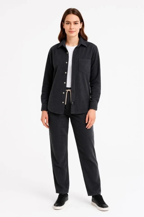 Kadife Oversize Takım – Gömlek Ve Pantolon İkili Set Füme Corduroy Şıklığı, Rahat Ve Zarif Duruş Yumuşak Dokulu Kadife Kumaş, Düğmeli Gömlek Üst Ve Lastikli Pantolon Alt Parça Ile Gün Boyu Konfor- Siyah