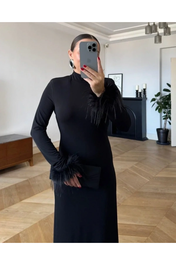 Kadın Uzun Kollu Balıkçı Yaka Kol Ağzı Tüy Detaylı Uzun Krep Elbise