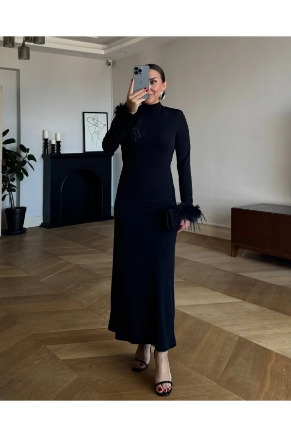 Kadın Uzun Kollu Balıkçı Yaka Kol Ağzı Tüy Detaylı Uzun Krep Elbise