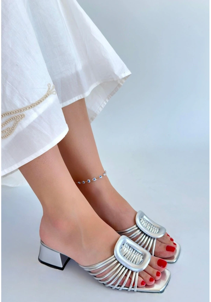 Anca Gümüş Rugan Topuklu Terlik