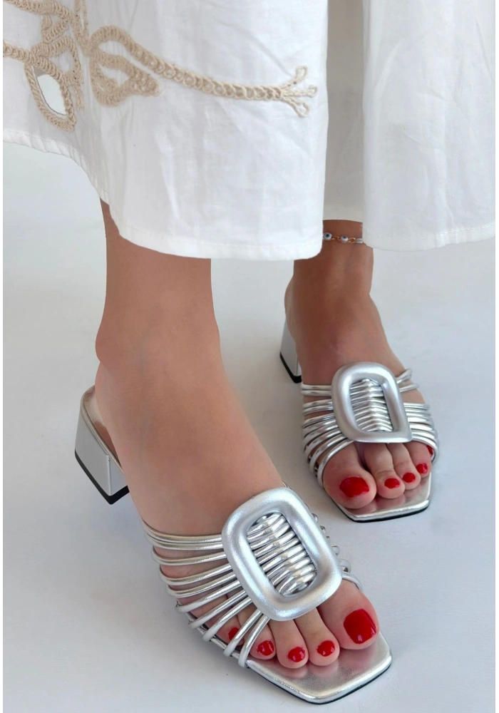 Anca Gümüş Rugan Topuklu Terlik