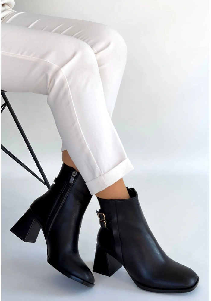 Kanda Siyah Cilt Topuklu Bot