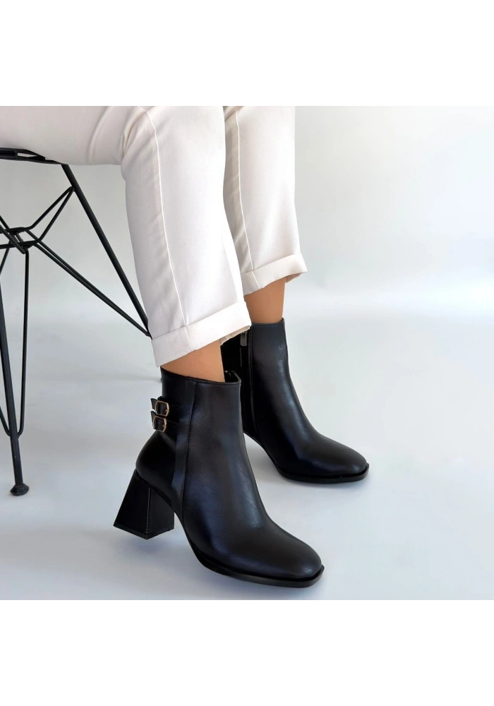 Kanda Siyah Cilt Topuklu Bot