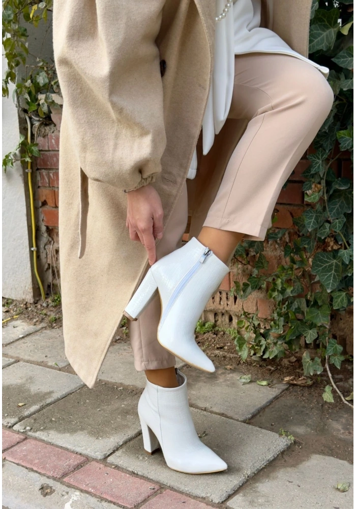 Loora Beyaz Rugan Desenli Topuklu Bot