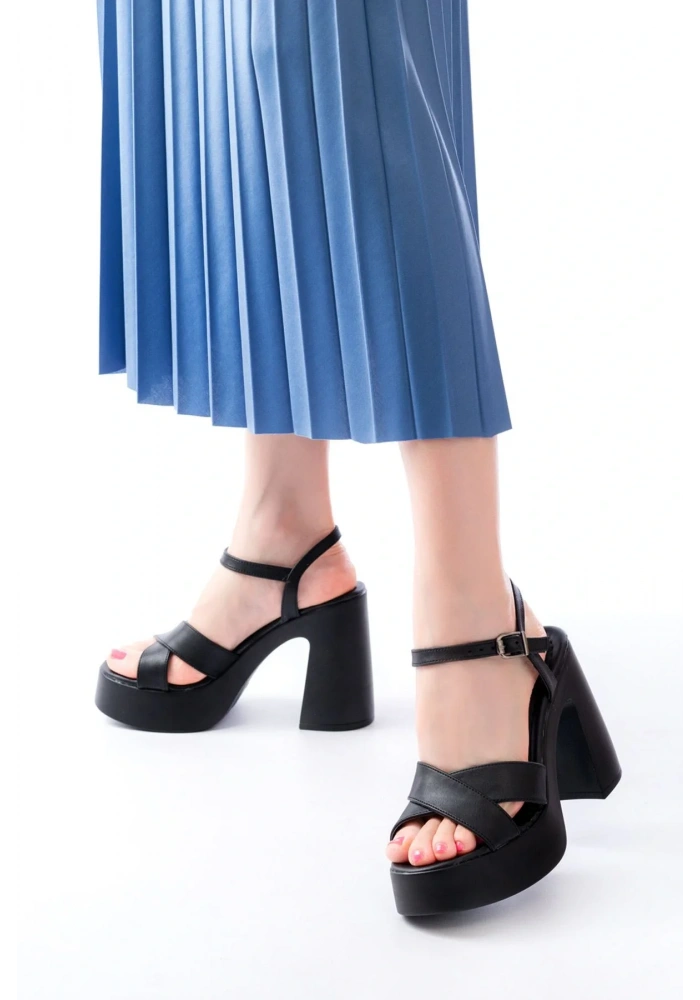 P-105 Siyah Çapraz Kalın Topuklu Kadın Sandalet
