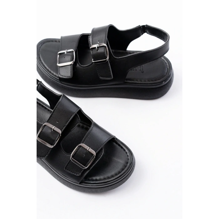 24413-572 Siyah Günlük Dolgu Topuk Toka Aksesuarlı Kadın Sandalet