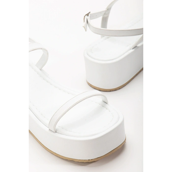 861-1027 Beyaz Dolgu Topuk Kadın Sandalet