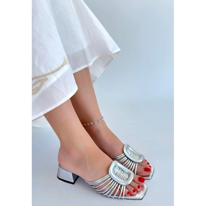 Anca Gümüş Rugan Topuklu Terlik