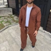Erkek Kadife Oversize Takım – Gömlek ve Pantolon İkili Set Füme Corduroy Şıklığı, Rahat ve Zarif Duruş Yumuşak Dokulu Kadife Kumaş, Düğmeli Gömlek Üst ve Lastikli Pantolon Alt Parça ile Gün Boyu Konfor- Kiremit