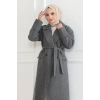 Kadın Kaşe Kaban – Uzun Boy Kruvaze Yaka Kuşaklı Tesettür Kaşe Kışlık Kaban, Astarlı Şık Yünlü Dokuma Oversize Rahat Kalıp Cepli Düğmeli Modern Kap Modeli - Gri