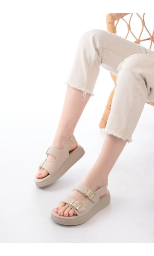 24413-572 Bej Günlük Dolgu Topuk Toka Aksesuarlı Kadın Sandalet