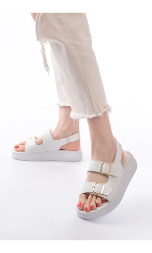 24413-572 Beyaz Günlük Dolgu Topuk Toka Aksesuarlı Kadın Sandalet