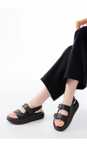 24413-572 Siyah Günlük Dolgu Topuk Toka Aksesuarlı Kadın Sandalet