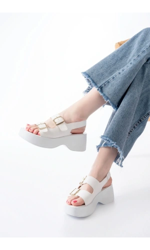 24414-572 Beyaz Tokalı  Günlük Dolgu Topuk Kadın Sandalet