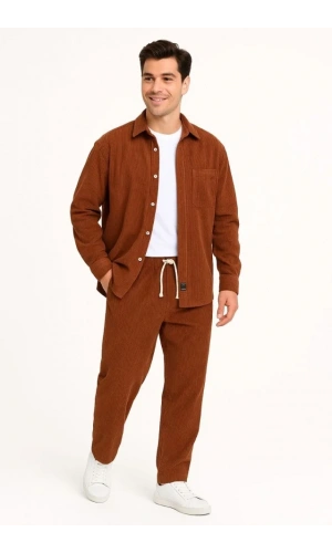 Erkek Kadife Oversize Takım – Gömlek Ve Pantolon İkili Set Füme Corduroy Şıklığı, Rahat Ve Zarif Duruş Yumuşak Dokulu Kadife Kumaş, Düğmeli Gömlek Üst Ve Lastikli Pantolon Alt Parça Ile Gün Boyu Konfor- Kiremit