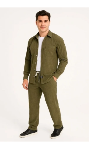 Erkek Kadife Oversize Takım – Gömlek Ve Pantolon İkili Set Füme Corduroy Şıklığı, Rahat Ve Zarif Duruş Yumuşak Dokulu Kadife Kumaş, Düğmeli Gömlek Üst Ve Lastikli Pantolon Alt Parça Ile Gün Boyu Konfor- Haki