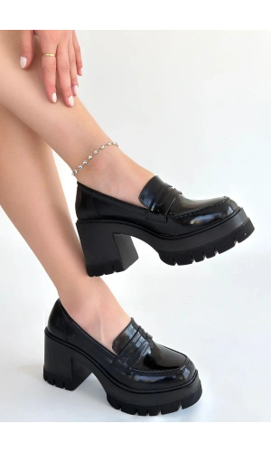 Janes Siyah Rugan Dolgu Topuk Ayakkabı