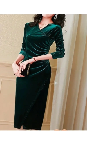 Kadın Uzun Kollu Kruvaze Yakalı Yandan Büzgülü önden çapraz Detaylı Midi Kadife Elbise