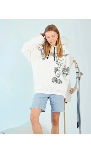 Kapüşonlu Üç İplik Sweatshirt – Beyaz Strong Heykel Baskılı, Rahat Kalıp, Kanguru Cepli Modern Tasarım