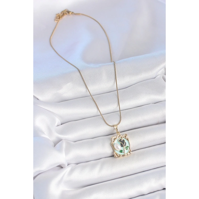 HarmonyAura 316L Çelik Gold Renk Zincir Mavi Mineli Çiçek İşlemeli İnci Detay Portre Model Kadın Kolye
