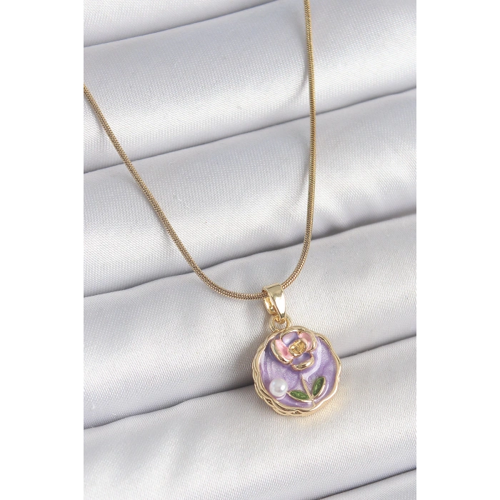 HarmonyAura 316L Çelik Gold Renk Zincir Mor Minimal Çiçek İşlemeli İnci Detay Portre Model Kadın Kolye