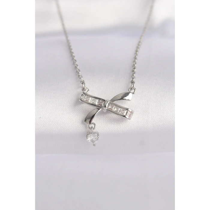 HarmonyAura 316L Çelik Zincir Gümüş Renk Zirkon Taşlı Kalp Detay Fiyonk Kolye