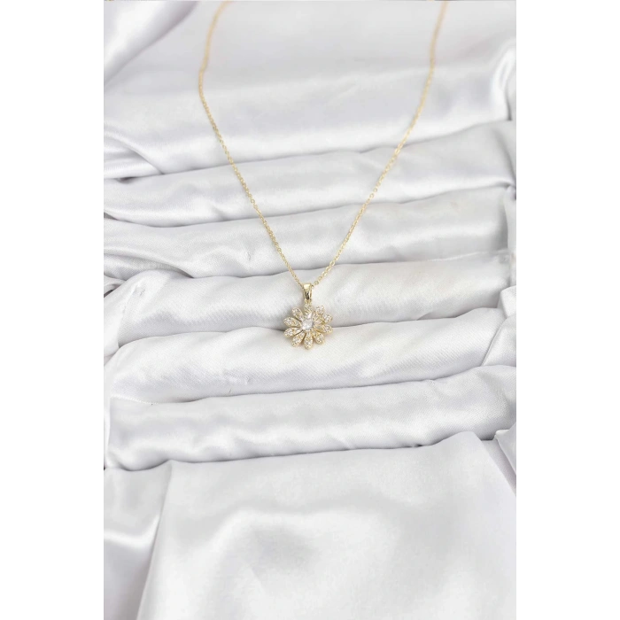 HarmonyAura Pirinç Gold Renk Çiçek Model Kadın Kolye