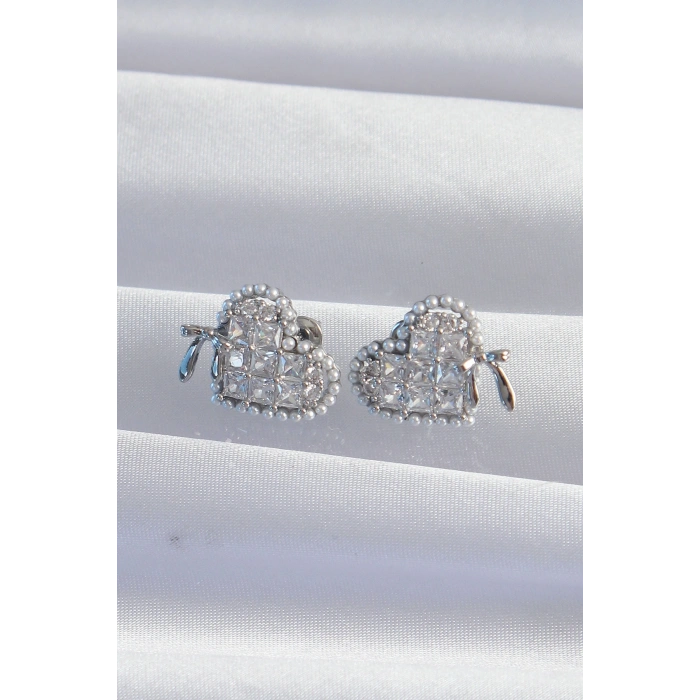 HarmonyAura Pirinç Gümüş Renk Fiyonk Detay İncili Zirkon Taşlı Kalp Küpe