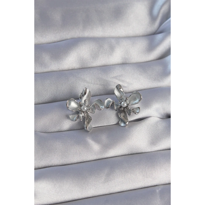 HarmonyAura Pirinç Gümüş Renk İnci Detay Çiçek Tasarımlı Küpe