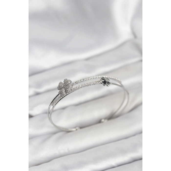 HarmonyAura Pirinç Gümüş Renk Yonca Model Kadın Bileklik