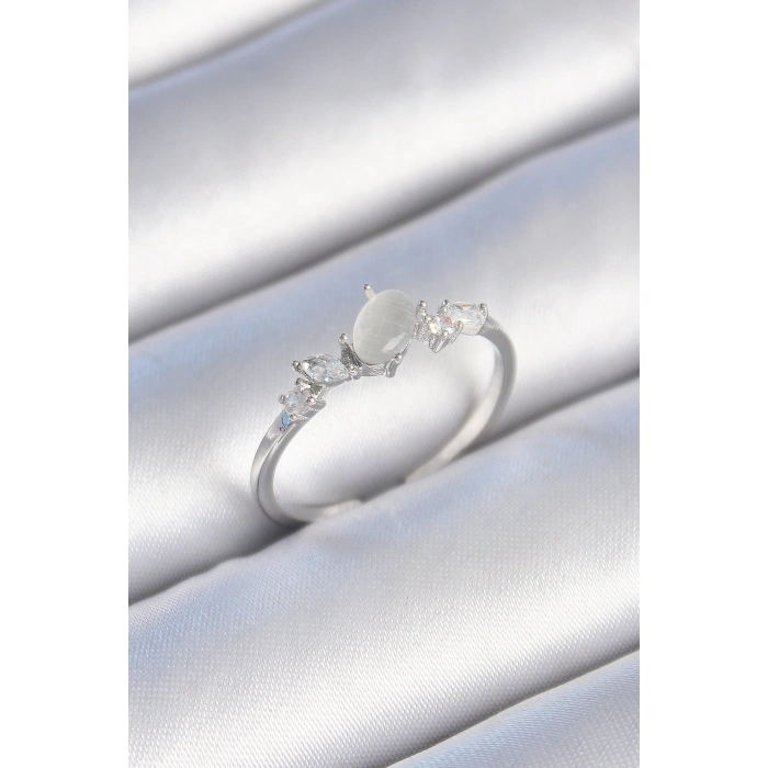 HarmonyAura Pirinç Gümüş Renk Zirkon Taşlı Oval Beyaz Mineli Kadın Yüzük