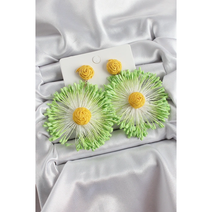 HarmonyAura Yeşil Püsküllü Papatya Figürlü Hasır Örgü Model Gold Renk Kadın Küpe
