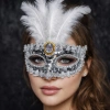 HarmonyAura Lüks Gümüş Tüylü Taşlı Balo Maskesi