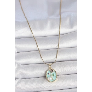 HarmonyAura 316L Çelik Gold Renk Zincir Mavi Çiçek İşlemeli İnci Detay Portre Model Kadın Kolye