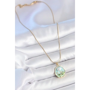 HarmonyAura 316L Çelik Gold Renk Zincir Mavi Çiçek İşlemeli İnci İşlemeli Portre Model Kadın Kolye