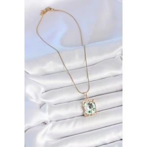 HarmonyAura 316L Çelik Gold Renk Zincir Mavi Mineli Çiçek İşlemeli İnci Detay Portre Model Kadın Kolye