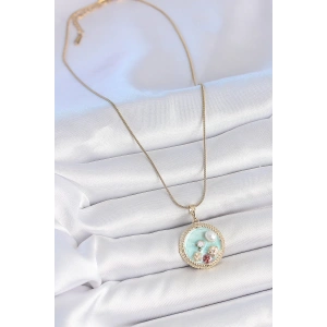 HarmonyAura 316L Çelik Gold Renk Zincir Mavi Mineli İnci Çiçek İşlemeli Zirkon Taş Detaylı Madalyon Model Kadın Kolye