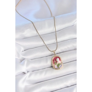 HarmonyAura 316L Çelik Gold Renk Zincir Mix Renk İncili Çiçek İşlemeli Portre Model Kadın Kolye