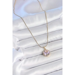 HarmonyAura 316L Çelik Gold Renk Zincir Mor Minimal Çiçek İşlemeli İnci Detay Portre Model Kadın Kolye