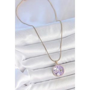 HarmonyAura 316L Çelik Gold Renk Zincir Zirkon Taşlı Mor Mineli Çiçek İşlemeli İnci Detay Portre Model Kadın Kolye