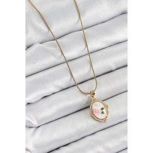 HarmonyAura 316L Çelik Zincir Beyaz Sanatsal Portre İnci Detaylı Gül Figürlü Model Gold Renk Kadın Kolye