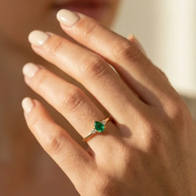 Minimal Zümrüt Yeşili Damla Taşlı Pırlanta Yüzük