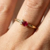 Minimal Yakut Kırmızısı Damla Taşlı Pırlanta Yüzük