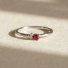 Minimal Yakut Kırmızısı Damla Taşlı Pırlanta Yüzük