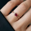 Minimal Yakut Kırmızısı Damla Taşlı Pırlanta Yüzük