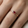 Minimal Yakut Kırmızısı Damla Taşlı Pırlanta Yüzük